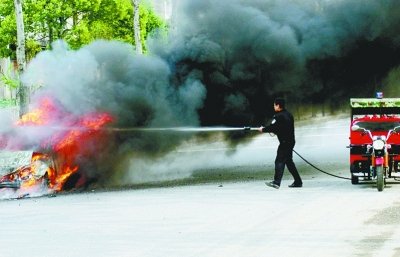 轎車追尾巴士引發(fā)油箱爆炸 17名乘客及時(shí)疏散 轎車追尾巴士引發(fā)油箱爆炸 17名乘客及時(shí)疏散
