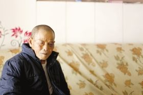 4月15日，劉爹爹的一只眼睛上有明顯的淤青。