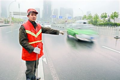 　肖慶旭師傅在事發(fā)地點講述經(jīng)過。記者李銳 攝