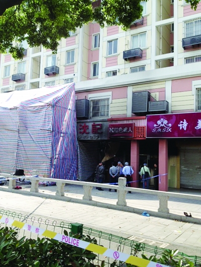 警方勘查事故現(xiàn)場。