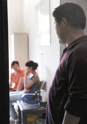 妻子在房內(nèi)勸說女兒時，楊師傅守在門外