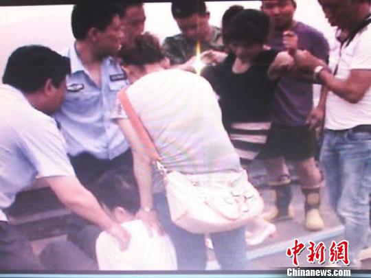 宗德宇緩緩靠近跳樓女子。　孫程　攝