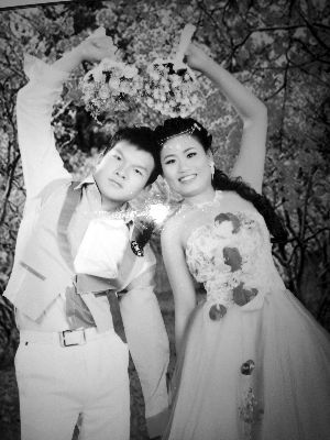 結(jié)婚照中的阿妮笑容燦爛，現(xiàn)實中，這對“跨國速成夫妻”還處在并不愉快的磨合過程中 本版均為資料圖片