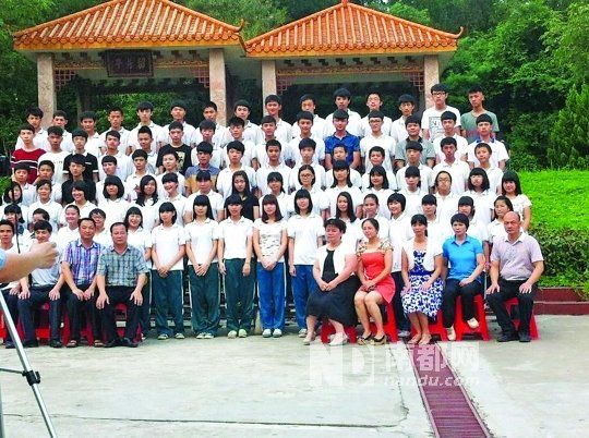畢業(yè)照中間留出四個(gè)空位。