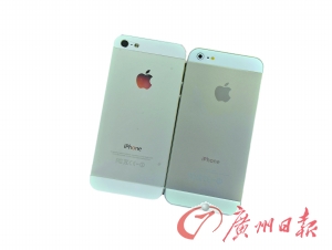 從背面看，真蘋果手機(jī)（左）的攝像頭要大一點(diǎn)，而且蘋果的Logo比較光亮，容易反光。