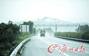 　當(dāng)天事故發(fā)生的現(xiàn)場(chǎng)處于一個(gè)彎道，很多司機(jī)反映說來不及減速。