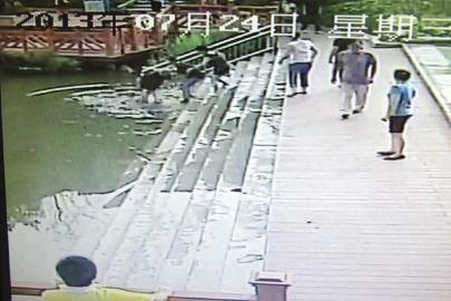 救人現(xiàn)場的視頻截圖。（監(jiān)控截圖）