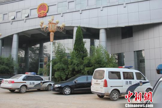 泊頭市人民法院院內(nèi)仍停有無牌制式警車，涉事人員與記者沖突地點僅距法院不足50米。穆玉良 攝