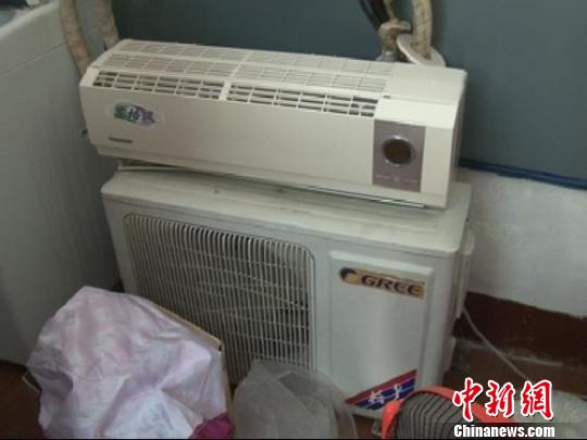民警從嫌疑人家中搜到空調(diào)等生活用品。 拾冠之 攝