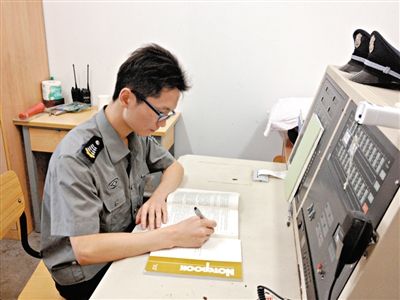 張團(tuán)政在工作間隙復(fù)習(xí)準(zhǔn)備司考。新京報(bào)記者 李雪瑩 攝