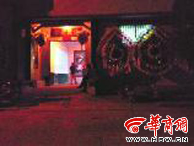 昨晚8時許，老人的大兒子的家正在辦喪事，屋外擺放著花圈 本報記者張超攝