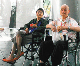 臺灣老夫妻“王爺爺”及“王奶奶”，雙雙失智，但兩人“即使遺忘了全世界，也不會忘了彼此”，片刻也不想分離，深厚情感令人感動。臺灣《聯(lián)合報》圖