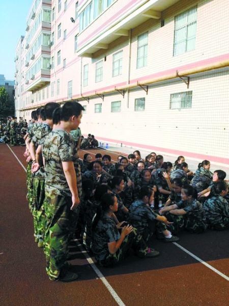 女孩們說(shuō)，這道“人影陰涼”，為高中時(shí)代的記憶鑲上了一顆珍珠 網(wǎng)友供圖