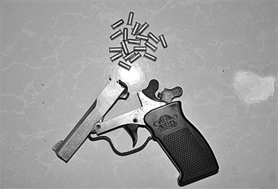 警方從搶劫嫌疑人處起獲的贓款和發(fā)令槍、子彈。警方供圖