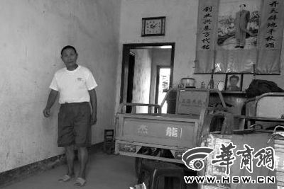 8月16日，在家中接受監(jiān)外執(zhí)行4年刑期的汪衛(wèi)國（化名）剛剛送走家訪的法官。