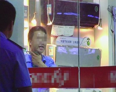 打劫男把玻璃片抵在脖子上，與民警對峙