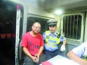 冉強開心地接受了民警的處罰和教育。高新區(qū)交巡警支隊供圖
