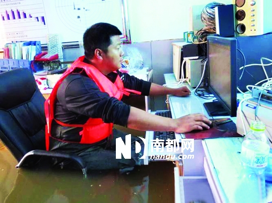 8月31日，黑龍江撫遠(yuǎn)氣象局人員在工作中，洪水已將椅座淹沒(méi)。圖片來(lái)源：中國(guó)氣象網(wǎng)