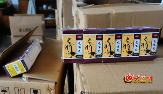 圖為民警現(xiàn)場被查獲的部分假藥。
