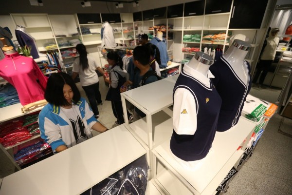 　9月12日，北京，十一學校在推出三大類、超過40款“最潮”校服，吸引學生搶購。