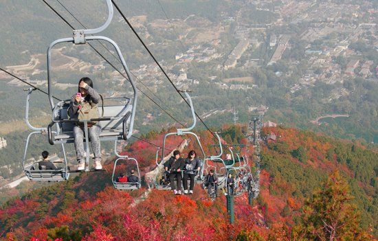 　香山公園“吊籃式”纜車(chē)除防護(hù)杠外，無(wú)其他防護(hù)措施。（資料圖）