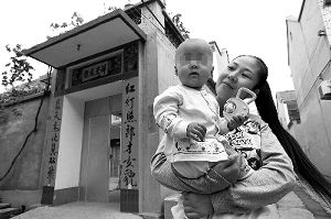 任女士抱著悅悅來(lái)到孩子的爺爺奶奶家一起過(guò)中秋節(jié)