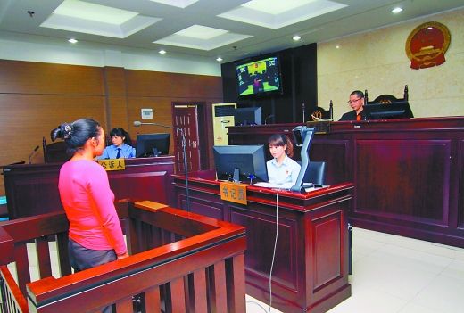    9月29日，萬州區(qū)人民法院，被告王桂娟（化名）在庭審現(xiàn)場(chǎng)。 重慶晨報(bào)記者 胡杰 實(shí)習(xí)生 黃敬坤 攝