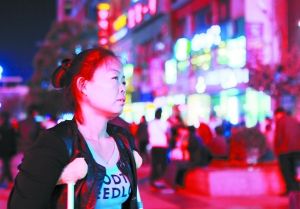 走在燈火闌珊的蘭州街頭，史女士迷茫無助。