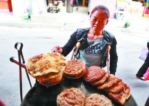 手頭拮據(jù)，每天只能吃一頓飯。
