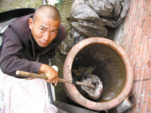 鄭艷良講述鋸?fù)冉?jīng)過(guò)。本報(bào)記者 汪洋 攝