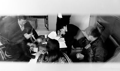 今天上午，喜隆多接待處內(nèi)，市場(chǎng)管理方與商戶核對(duì)租金和抵押金數(shù)目