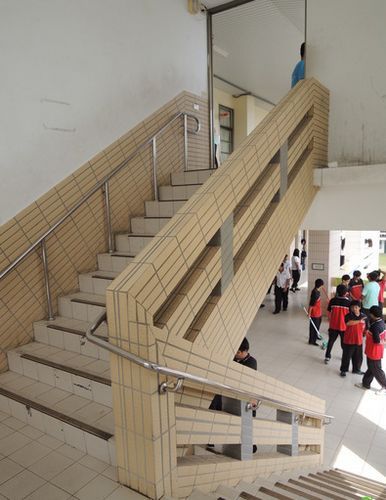 高職樓梯口傳出情殺，嚇壞一群學生。圖片來源：臺灣媒體