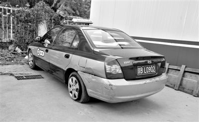 昨日，被撞爆胎的“克隆”出租車，停在朝陽(yáng)交通支隊(duì)奧運(yùn)村大隊(duì)院內(nèi)。新京報(bào)記者 黃月 攝