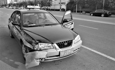 昨日，朝陽(yáng)區(qū)林萃路，因連撞“克隆”車，的哥劉師傅的車輛受損送修。新京報(bào)記者 黃月 攝