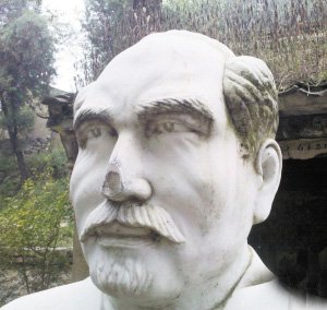 小廟前成了“塌塌鼻”的白求恩雕像。