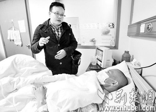 武漢紅十字會遺體捐獻(xiàn)管理中心主任駱鋼強(qiáng)探望張琪