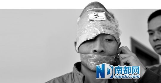 為了防止犯罪嫌疑人串供，民警用膠帶將犯罪嫌疑人的嘴封住。