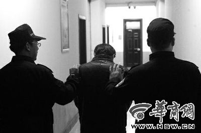 　昨日，西安市長延堡派出所，砍傷醫(yī)生的插隊(duì)患者已被警方控制 本報(bào)記者 張喆 攝