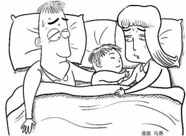 漫畫圖：男孩與父母同床睡。