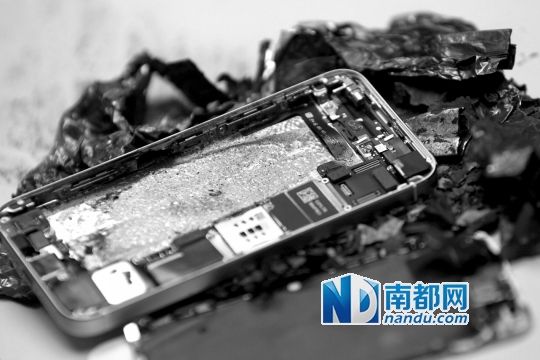 于先生的新iPhone5S手機(jī)直接“爆”廢。 南都記者劉有志攝