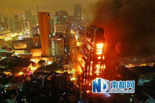 昨晚近7時(shí)，廣州越秀區(qū)起義路217號(hào)建業(yè)大廈發(fā)生火災(zāi)?；饎?shì)猛烈，將整棟大樓都燒了個(gè)通透。