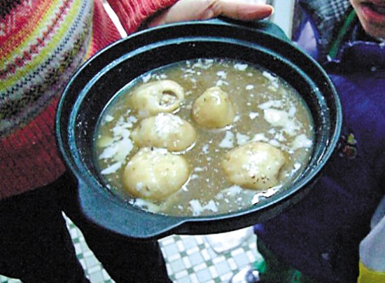 由于放置時(shí)間過(guò)久，鍋里的湯圓已經(jīng)非常大，湯圓皮上浮現(xiàn)很多白色物質(zhì)。
