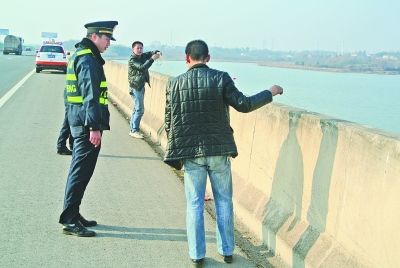 途經(jīng)大橋停車撒網(wǎng) 兩男子高速公路上捕魚撈蝦 途經(jīng)大橋停車撒網(wǎng) 兩男子高速公路上捕魚撈蝦