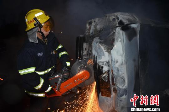 圖為消防人員破拆轎車，尋找4萬元現(xiàn)金。嚴(yán)光濤 攝