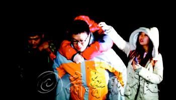　途中女隊(duì)友小妮突發(fā)高燒，男隊(duì)員輪流背了她三個(gè)小時(shí)，直到網(wǎng)友開(kāi)車來(lái)接