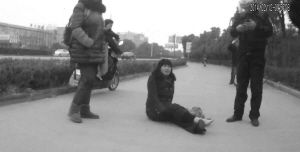 鄭大姐坐在地上，警方趕到進(jìn)行施救。（視頻截圖由警方提供）