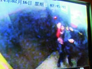 男子尾隨侯某進入電梯。