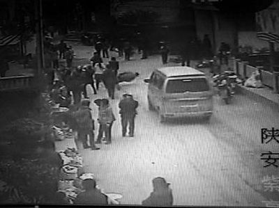 監(jiān)控錄像顯示，劉某側(cè)身行走時(shí)不慎跌倒，王某途經(jīng)此處時(shí)將其扶起（圖中畫(huà)圈處） 通訊員 何春地 攝