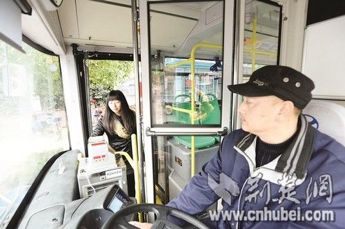 公交司機在身旁安玻璃門 防止乘客搶方向盤 公交司機在身旁安玻璃門 防止乘客搶方向盤