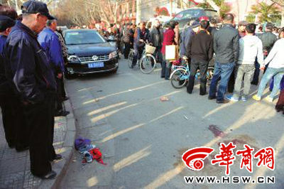 車禍現場的血跡被人用土覆蓋，旁邊則放著紅領巾、一雙童鞋和一頂帽子 本報記者 趙彬 攝